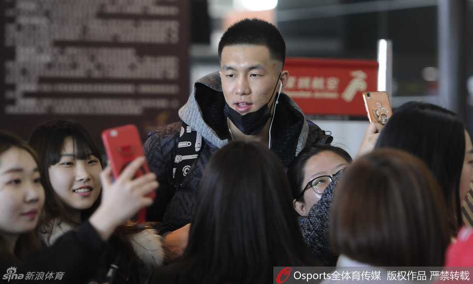 辽篮启程客场受热捧 郭艾伦韩德君人气无上限 郭艾伦被里三层外三层的球迷团团围住,他微微低头为身前的小球迷在球衣上签名,嘴角挂着标志性的腼腆笑容