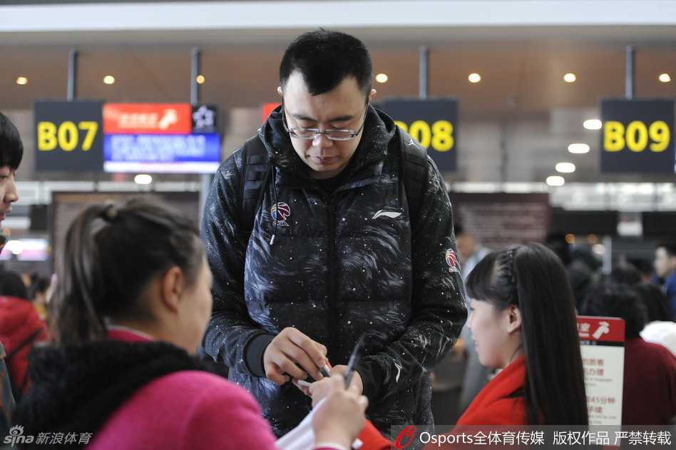 辽篮启程客场受热捧 郭艾伦韩德君人气无上限 韩德君弯下巨大的身躯,将耳朵凑近一位坐着轮椅的老奶奶,耐心听她说话,手中的笔一直悬停在照片上等待签名