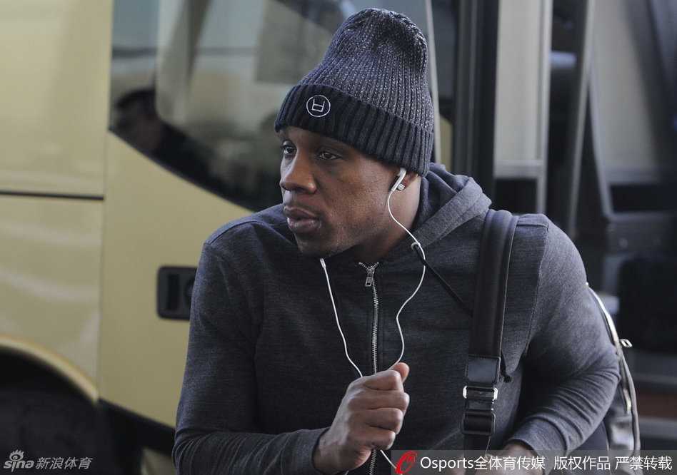 辽篮启程客场受热捧 郭艾伦韩德君人气无上限 韩德君与一位戴着兔耳朵发箍的女球迷合影,他比出不太标准的剪刀手,巨大的身形和可爱的动作形成强烈反差萌