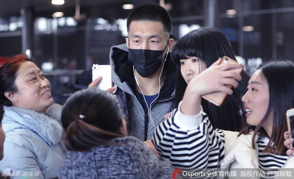 辽篮启程客场受热捧 郭艾伦韩德君人气无上限 一群扎着马尾辫的女球迷举起手机组成拍照墙,屏幕里全是郭艾伦的侧脸,她们兴奋地尖叫着,脸上洋溢着见到偶像的幸福感