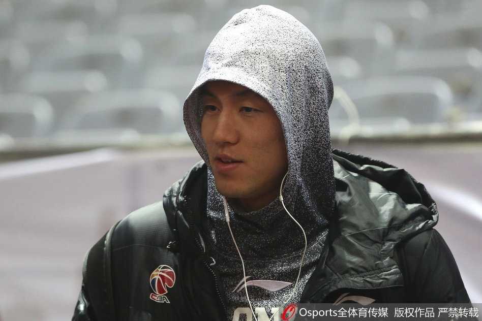 辽篮备战关键时刻,赵继伟训练场遭队友“特殊照顾” 训练间歇,赵继伟与队友勾肩搭背,脸上洋溢着灿烂的笑容,刚才的‘围攻’显然只是兄弟间的玩笑,这种轻松的氛围是化解疲惫和压力的最佳良药。