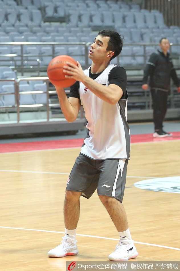 辽篮备战关键时刻,赵继伟训练场遭队友“特殊照顾” 赵继伟在训练场上被队友团团围住,面对眼前的‘铜墙铁壁’,他面露微笑,眼神中却闪烁着灵巧闪躲的机敏光芒,仿佛在说:‘想拦住我?没那么容易!’