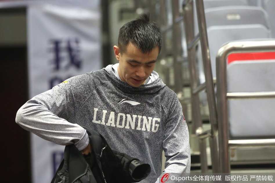 辽篮备战关键时刻,赵继伟训练场遭队友“特殊照顾” 在一片欢声笑语中,赵继伟试图从人缝中突破,队友们的防守虽然认真但充满善意,这种高质量的互动训练,正是辽宁队保持强大战斗力的秘诀所在。