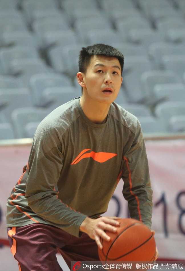 辽篮备战关键时刻,赵继伟训练场遭队友“特殊照顾” 面对队友张开双臂的严密防守,赵继伟重心压低,运球沉稳,即便在‘围攻’之中,他依然保持着球场指挥官特有的从容与节奏感,仿佛整个赛场都在他的运筹帷幄之中。