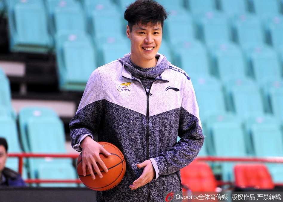 交流进入佳境，两人的表情都放松下来。郭士强脸上带着笑意，用手比划着，仿佛在向恩师汇报近期的带队心得。蒋兴权则稳稳地站着，眼神里满是慈爱与鼓励，宛如父亲在倾听儿子的讲述。