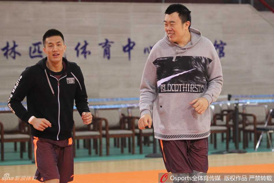 辽篮备战第36轮:伤病阴霾下盼重拾笑颜,双子星领军出击 热身间隙,韩德君不知说了什么趣事,惹得身旁的郭艾伦瞬间笑弯了腰,露出标志性的大白牙,这份轻松在连日的恶战前夕显得尤为珍贵。