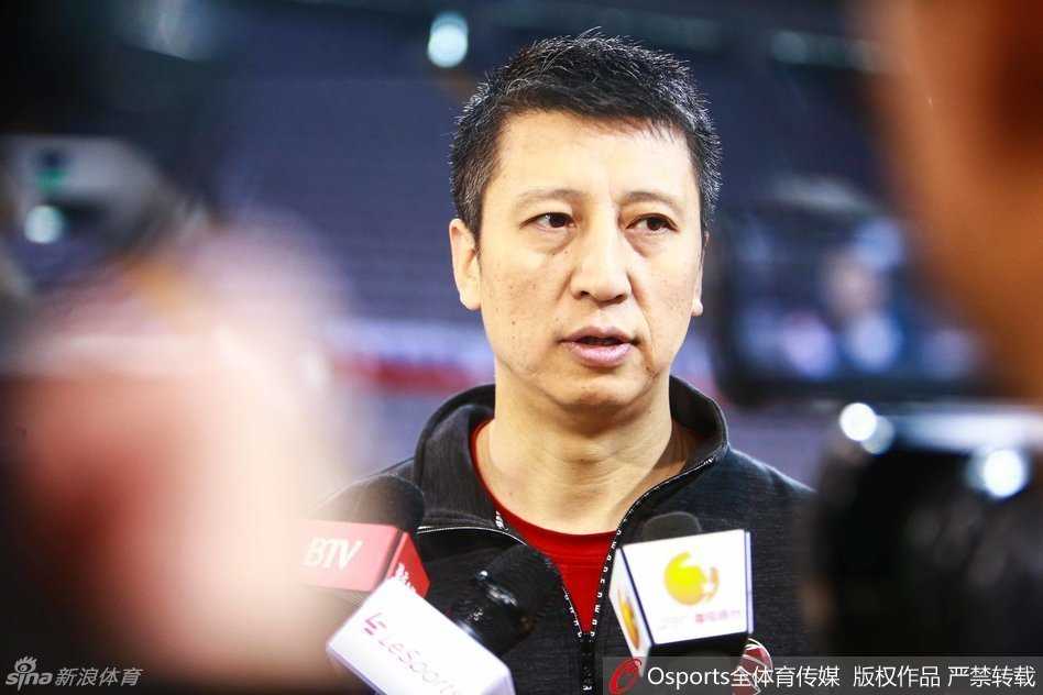 辽篮备战第36轮:伤病阴霾下盼重拾笑颜,双子星领军出击 主教练郭士强在训练后神态从容地接受采访,手中比划着战术要点,眼神坚定,尽管赛季困难重重,他依然是这支球队最沉稳的掌舵人。