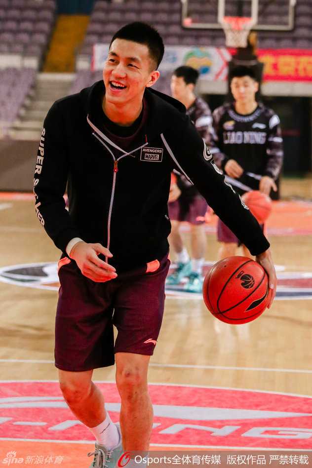 辽篮备战第36轮:伤病阴霾下盼重拾笑颜,双子星领军出击 郭艾伦挥洒汗水,在训练中完成一次标志性的快速突破上篮,他的眼神专注而犀利,仿佛眼中只有篮筐,要在今晚的比赛中撕裂对手的防线。