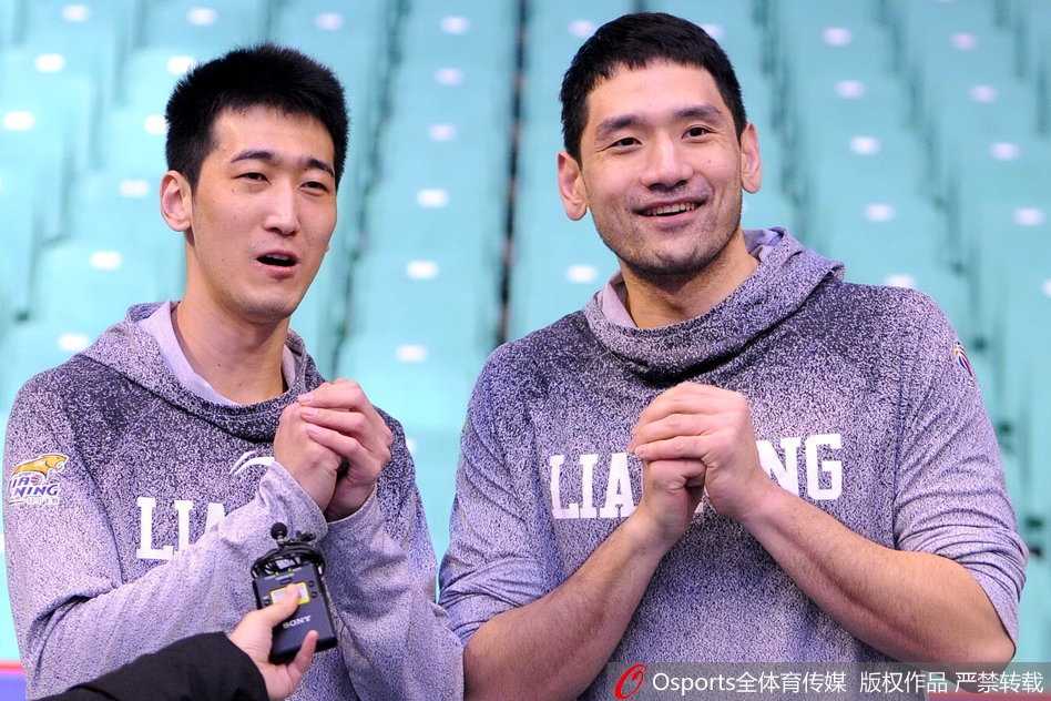 训练结束后，球员们聚在一起击掌鼓劲，汗水浸湿了球衣，但大家的表情都写满了对胜利的坚定信念。