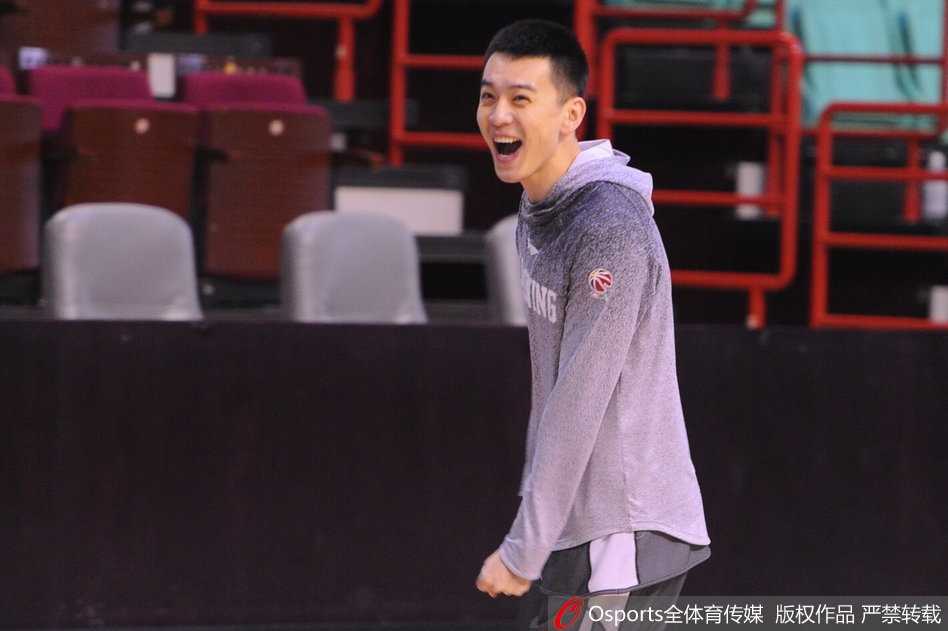 队长杨鸣在训练间隙尝试超远三分，皮球在空中画出一道美妙弧线，他的眼神中充满了自信与从容。