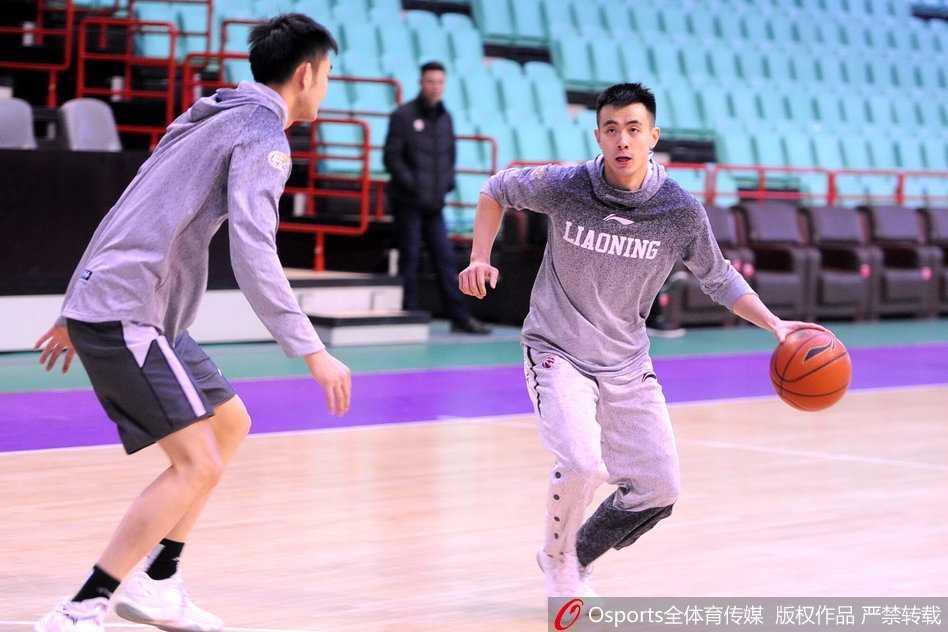 韩德君在篮下卡位要球，庞大的身躯在禁区占据绝对优势，准备进行内线强攻。