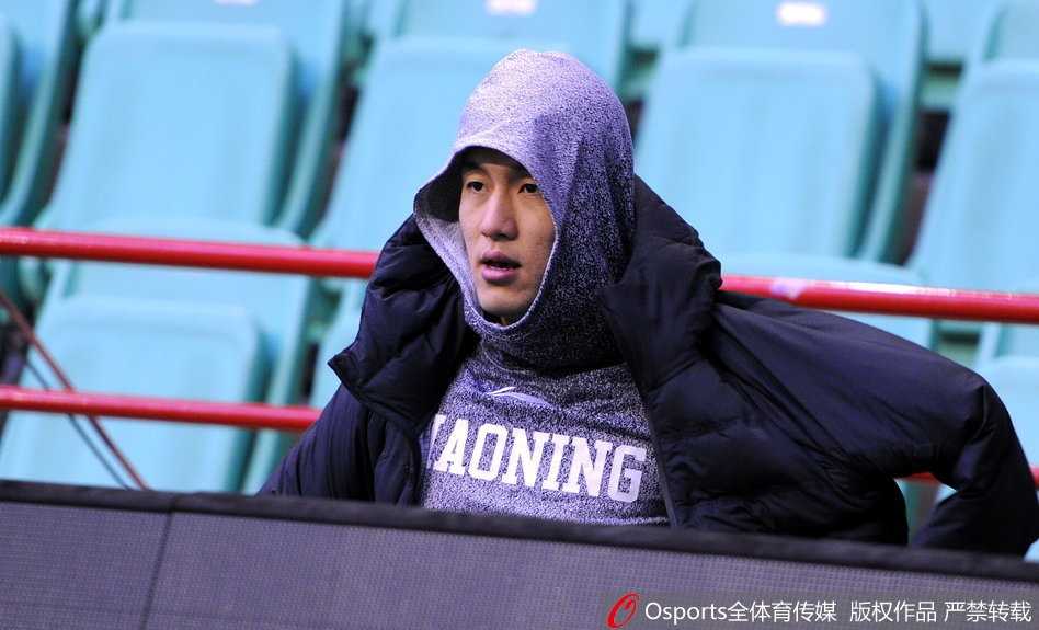主帅郭士强在场边近距离观察球员训练，神情严肃，不时对队员的技术动作进行大声指导。