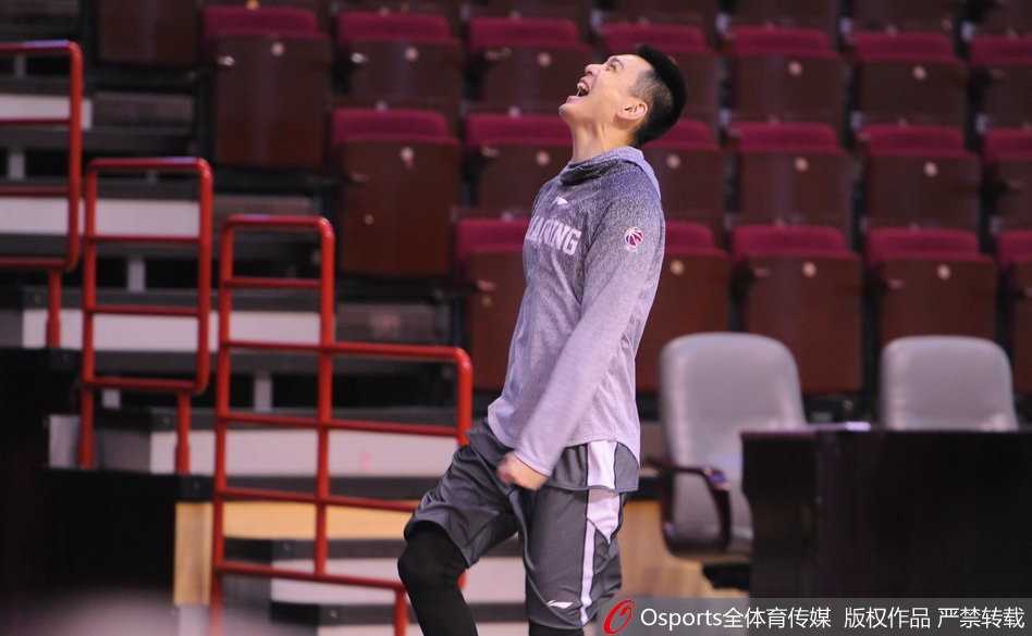 外援哈德森在训练中持球进攻，面对防守球员，他表情专注，展现了出色的个人技术和核心本色。