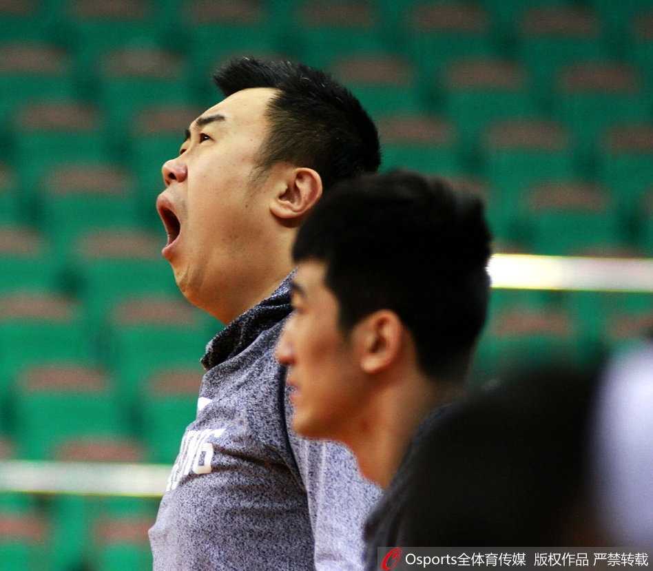 辽篮备战轻松一刻,郭艾伦开怀大笑剑指总冠军 韩德君在篮下卡位后露出憨厚的笑容,尽管身上有伤,但他依然在训练中全力以赴,搞怪的表情让场边的摄影记者都忍俊不禁。