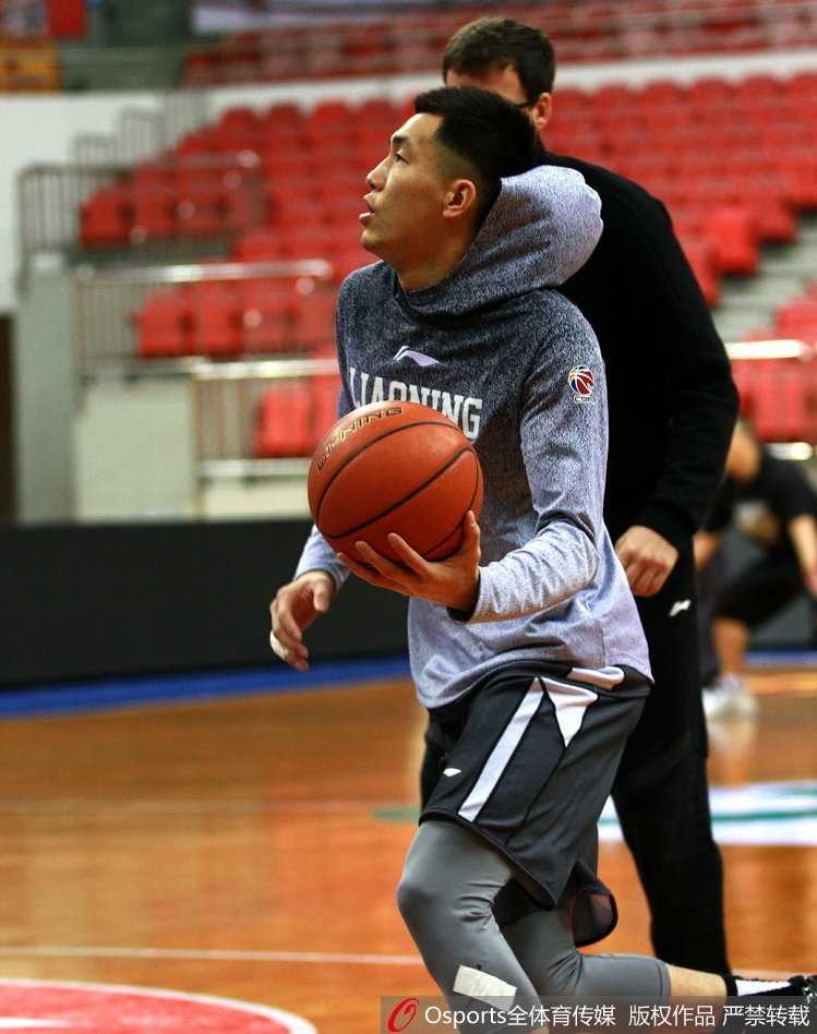 辽篮备战轻松一刻,郭艾伦开怀大笑剑指总冠军 训练结束后,郭艾伦在场边接受队医的冰敷治疗,虽然身体疲惫,但他依然面带微笑与队友交谈,职业精神与乐观态度令人动容。