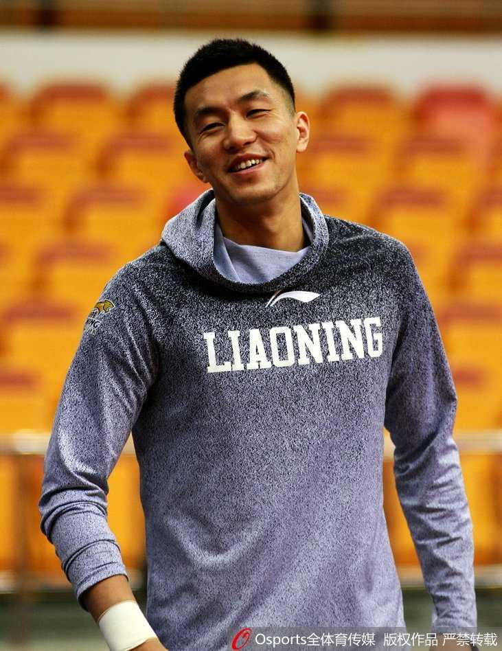 辽篮备战轻松一刻,郭艾伦开怀大笑剑指总冠军 郭艾伦在对抗训练中高高跃起试图上篮,防守球员全力封堵,虽然动作激烈但大家脸上都带着笑意,训练赛充满了竞争与乐趣。