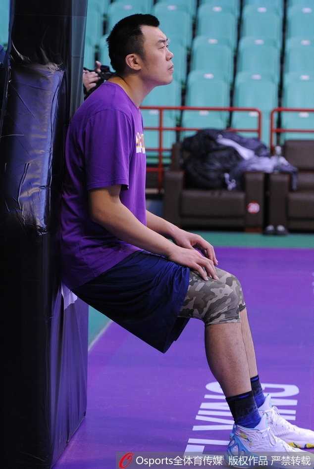 辽篮大将伤愈归队,贺天举脱衣训练展露王者归来的决心 贺天举在三分线外出手投篮,皮球划过一道完美弧线空心入网,他曾经是联盟最顶级的射手,如今正在努力找回那个自己。