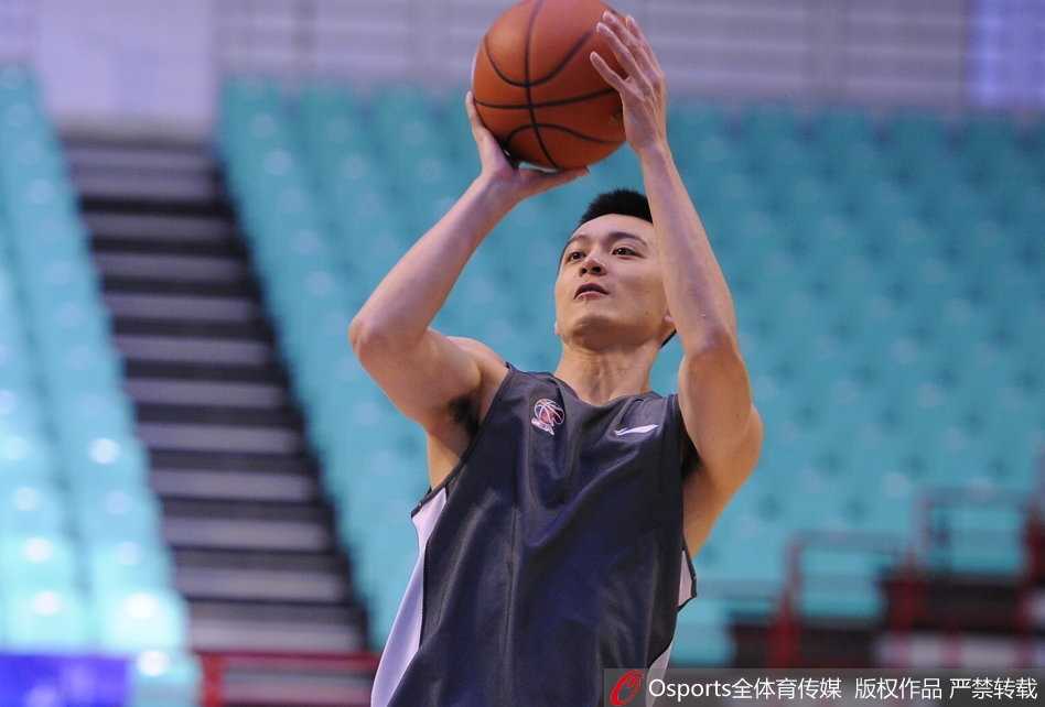 辽篮大将伤愈归队,贺天举脱衣训练展露王者归来的决心 贺天举在篮下卡位拼抢篮板,尽管刚刚恢复对抗,但他的卡位意识和身体硬度依然在线,展现出防守端的积极性。