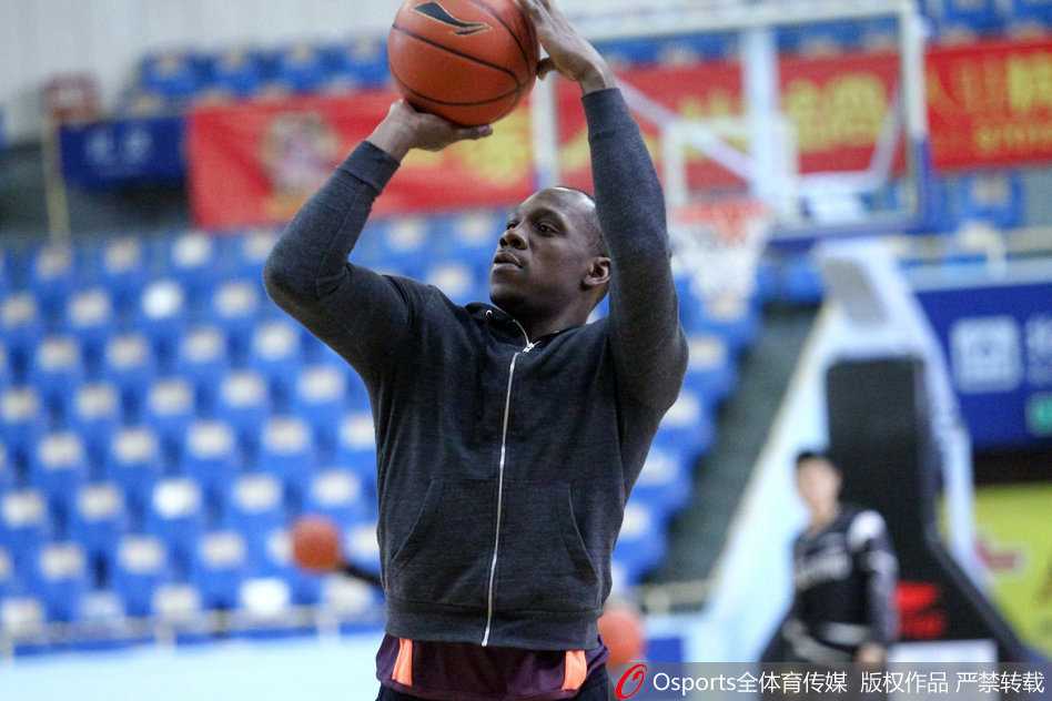 辽篮季后赛前备战气氛轻松 郭艾伦嬉笑打闹显信心 主帅郭士强在训练间隙为韩德君讲解战术,强调内线防守站位的重要性,大韩认真聆听。