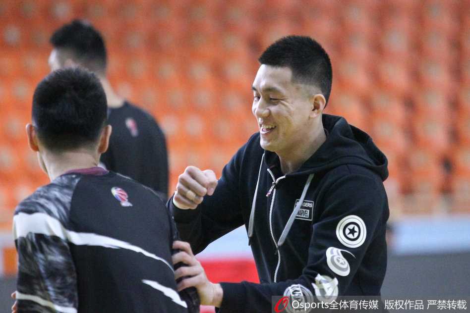 辽篮季后赛前备战气氛轻松 郭艾伦嬉笑打闹显信心 外援哈德森在训练中专注投篮,姿势标准,作为球队的头号得分手,他正通过苦练寻找最佳手感。