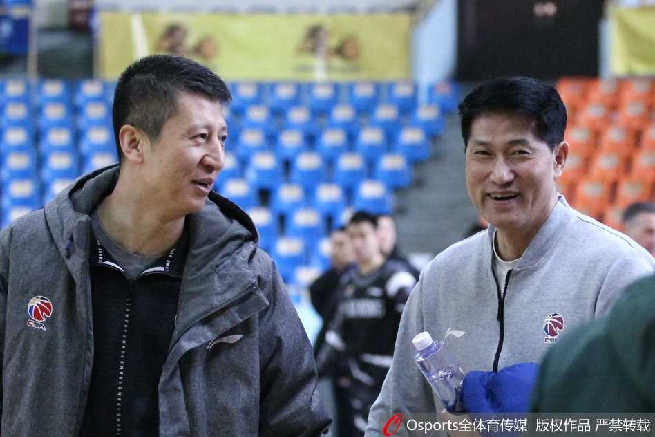 辽篮季后赛前备战气氛轻松 郭艾伦嬉笑打闹显信心 辽宁队进行分组对抗训练,球员们跑动积极,配合默契,整体备战状态渐入佳境。