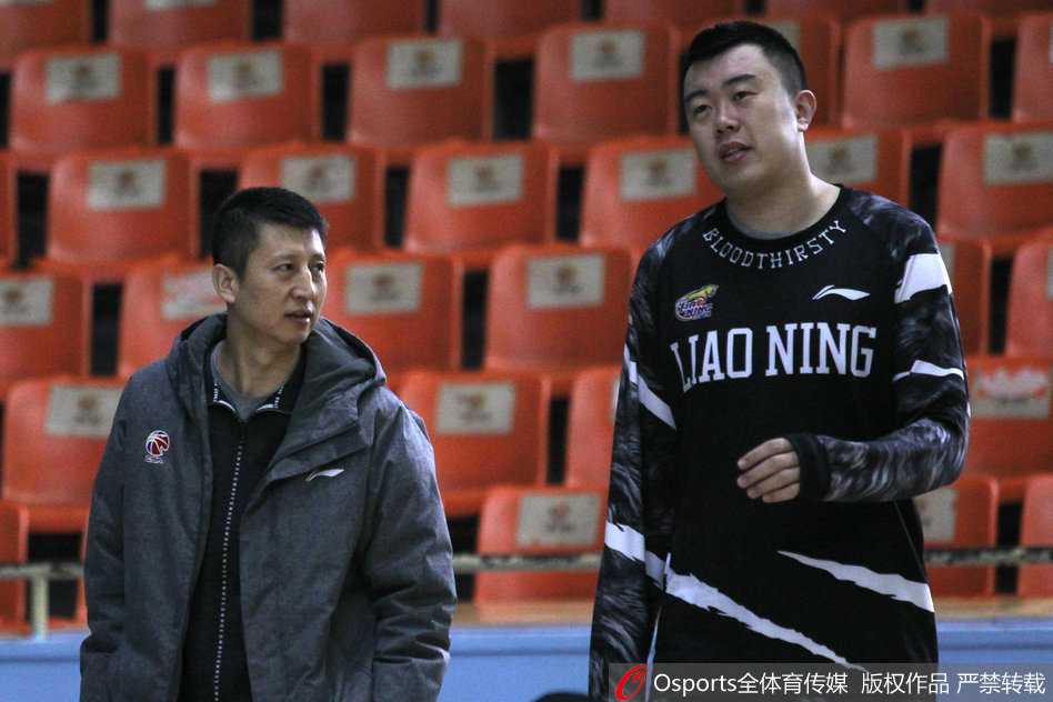 辽篮季后赛前备战气氛轻松 郭艾伦嬉笑打闹显信心 内线支柱韩德君与李晓旭在训练中严阵以待,尽管身上带伤,但两人作为球队的内线基石,训练态度一丝不苟。