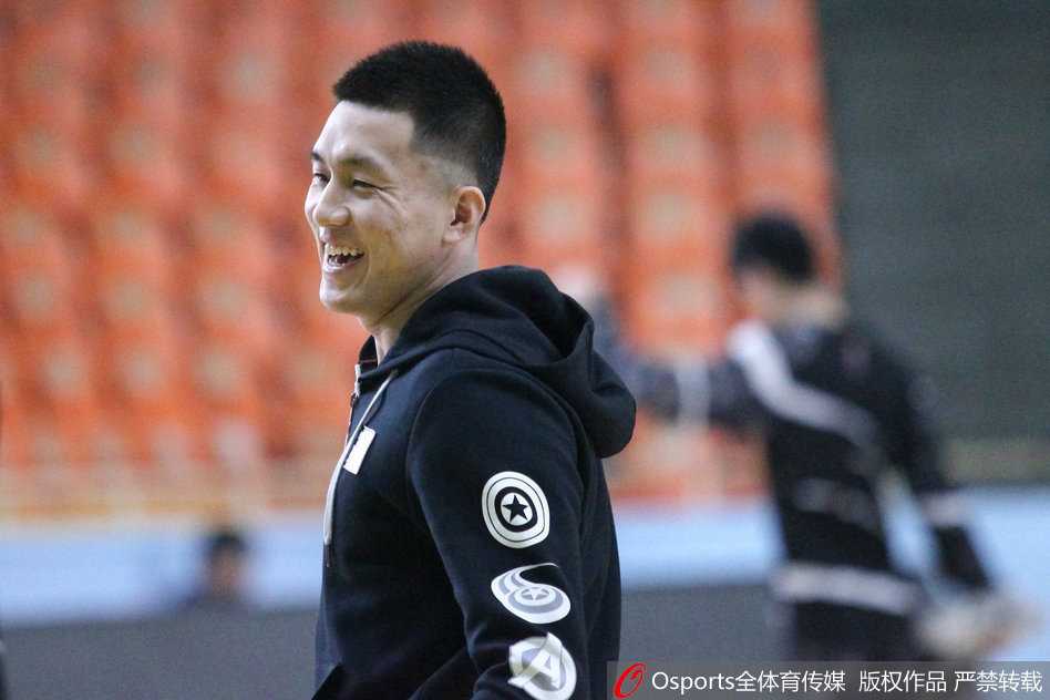 辽篮季后赛前备战气氛轻松 郭艾伦嬉笑打闹显信心 辽宁篮球名宿李晓勇现身训练场,这位前国手目光如炬,密切关注着后辈们的训练,传承篮球经验。