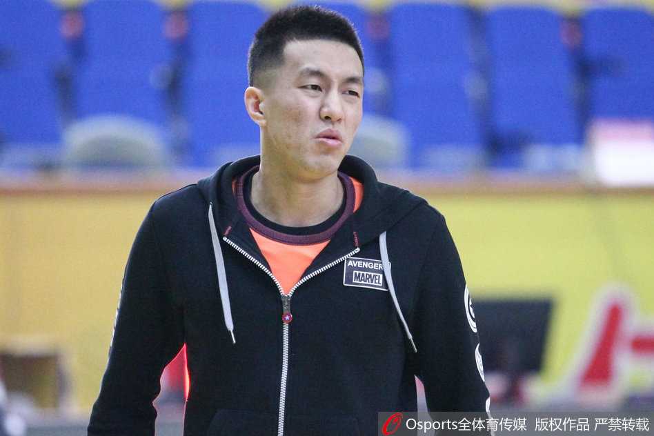 辽篮季后赛前备战气氛轻松 郭艾伦嬉笑打闹显信心 核心后卫郭艾伦在训练中展露笑颜,与队友轻松互动,大战前的他心情极佳,用笑容感染着全队。