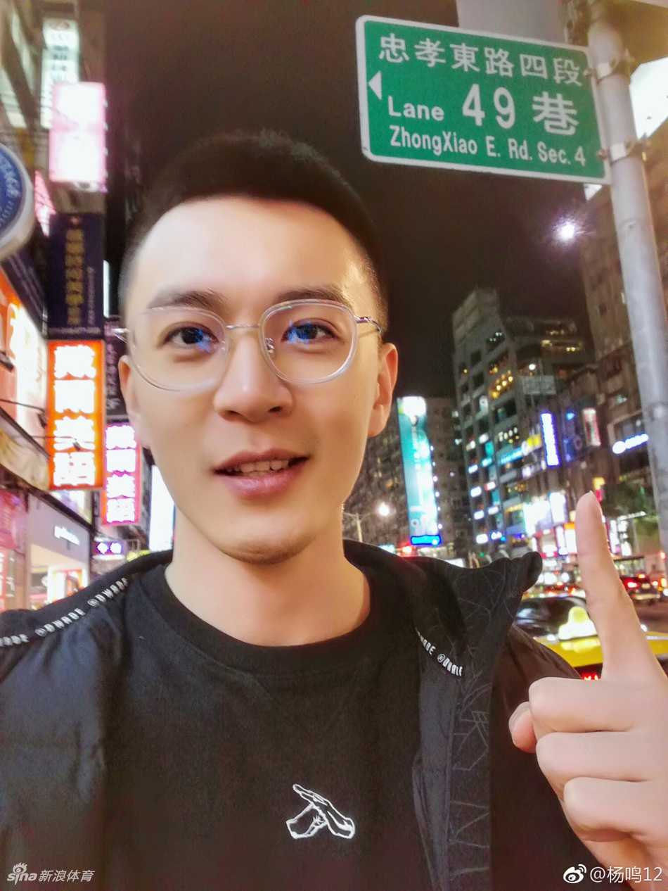 辽篮宝岛行圆满收官,杨鸣晒照定格美好瞬间 辽篮队长杨鸣与队友刘志轩等人在台湾的夜色下合影,大家身着便装,姿态悠闲,背景的灯火映衬出兄弟间的情谊与旅途的惬意。