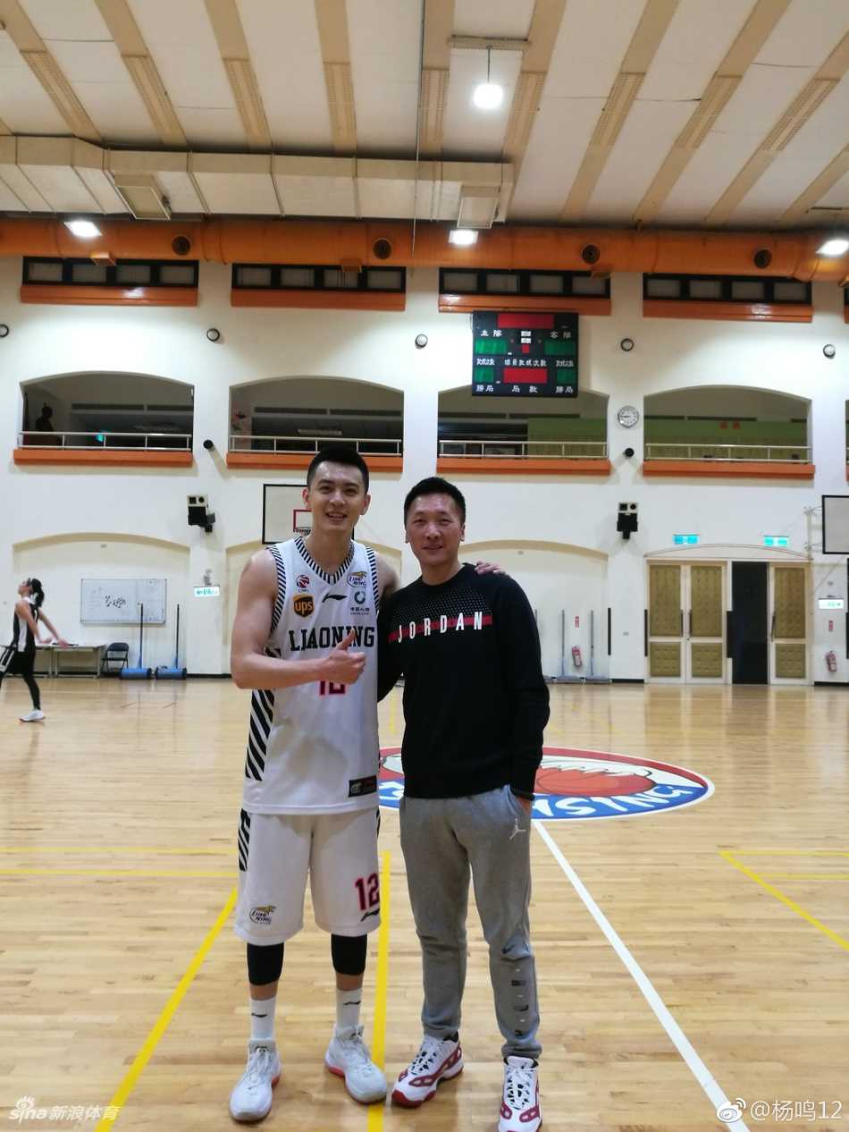 辽篮宝岛行圆满收官,杨鸣晒照定格美好瞬间 训练比赛结束后,辽宁男篮的队员们围坐在餐桌前,品尝着地道的台湾美食,欢声笑语中洗去了一天的疲惫,气氛温馨而融洽。
