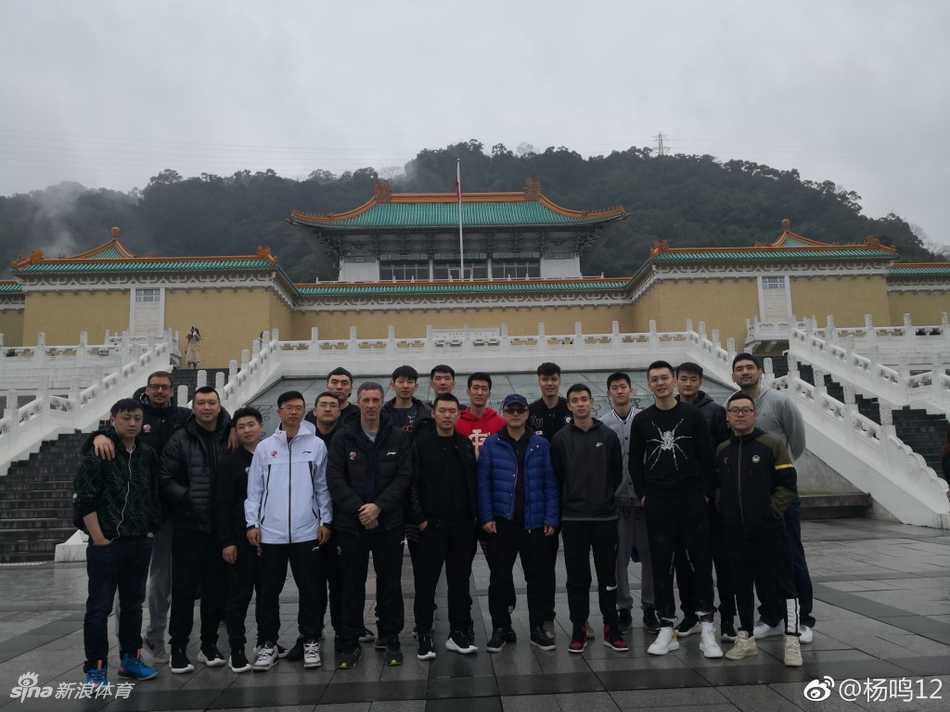 辽篮宝岛行圆满收官,杨鸣晒照定格美好瞬间 辽宁男篮全队在台湾热身赛结束后整理行装,准备返程,在登机口前的一张合影记录下这段充实旅程的结束,也开启了向季后赛进发的新篇章。