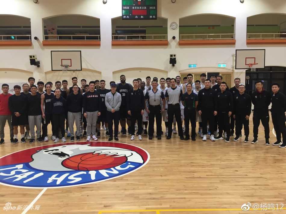 辽篮宝岛行圆满收官,杨鸣晒照定格美好瞬间 杨鸣与富邦勇士队球员、林书豪的弟弟林书纬在赛后亲切合影,两位优秀的后卫惺惺相惜,展现了海峡两岸篮球运动员的友好交流。