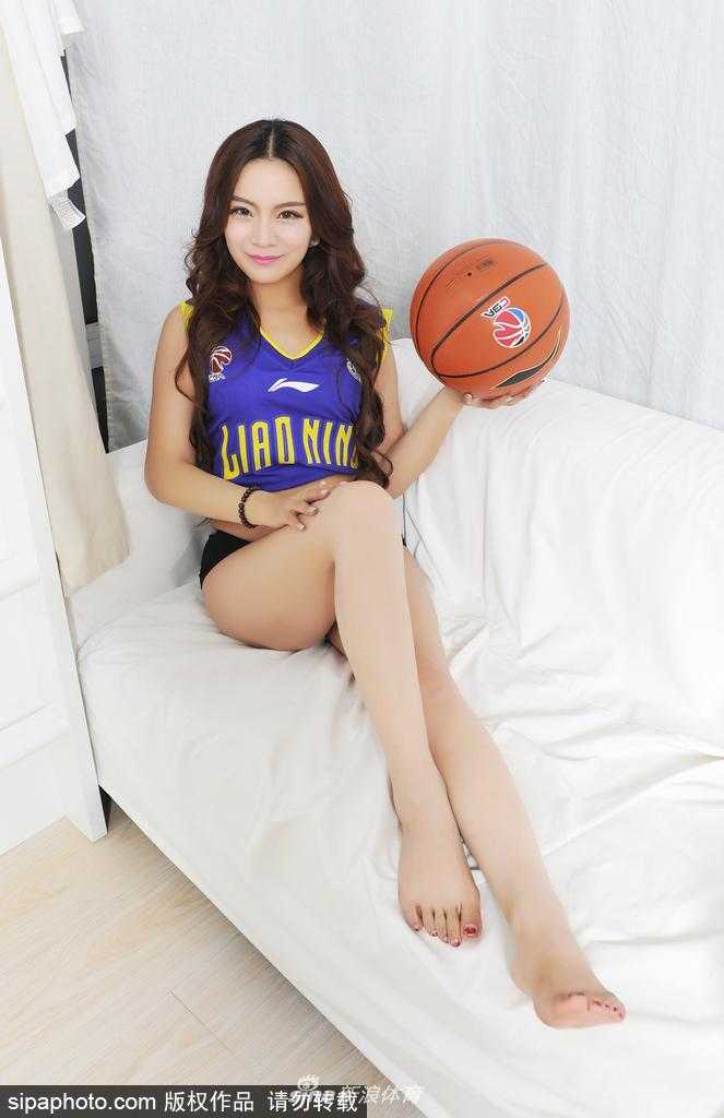 辽篮宝贝紫百合战袍萌动沈阳 兔耳写真绽放青春活力 宝贝们面对镜头展现出最灿烂的笑容,仿佛将赛场边的阳光带到了摄影棚内。