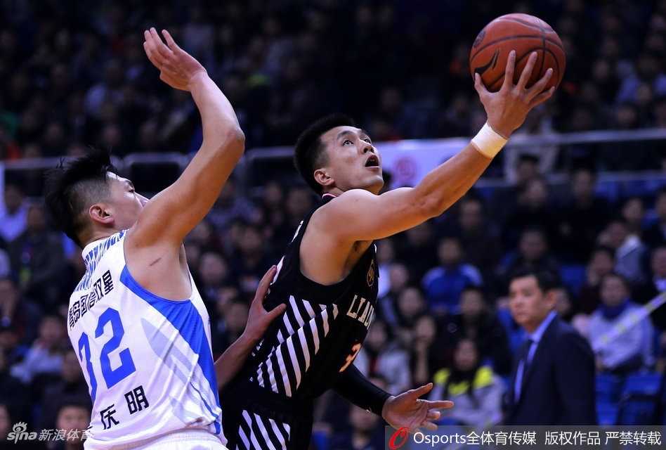 赵继伟像精灵般穿梭于长人阵中，脑后妙传技惊四座，篮球仿佛黏在他的指尖