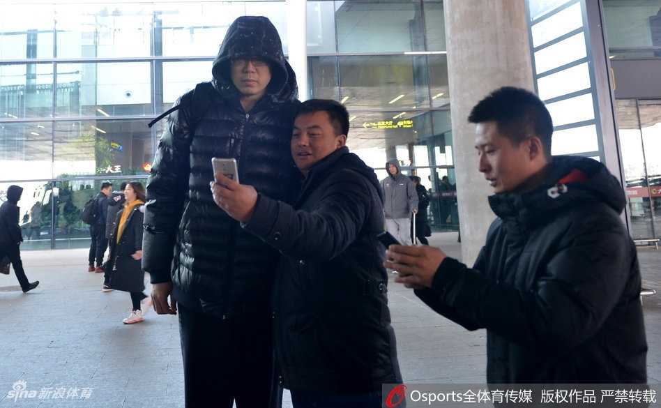 辽篮主帅郭士强指导走出机场，神情沉稳，对于球迷的签名要求也是来者不拒，展现出一支成熟球队主帅的风范。