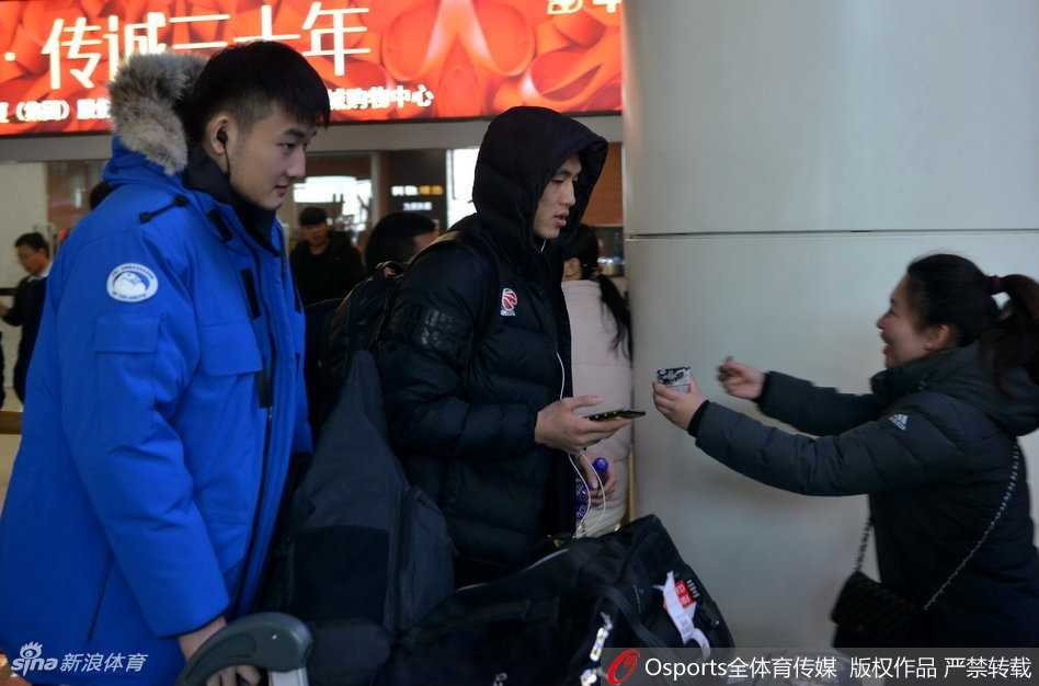 尽管旅途劳顿，但见到热情的家乡球迷，辽篮的将士们疲惫尽消，耐心地为大家签名，现场气氛热烈而有序。