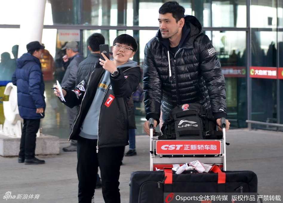 尽管人潮拥挤，但球迷们始终保持着良好的秩序，用最响亮的口号为辽篮将士加油鼓劲，期待他们在接下来的主场比赛中再创佳绩。