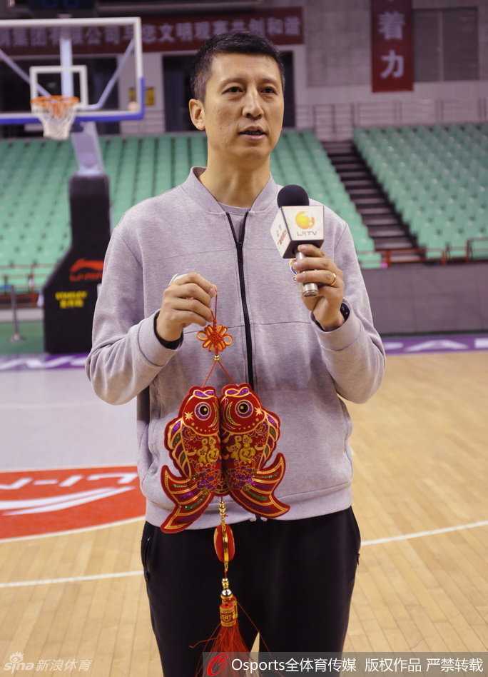 外援兰多夫在拍摄全家福时像个好奇的孩子，四处打量着充满中国传统文化元素的背景板，这位白魔兽对在中国的新年充满了新奇感。