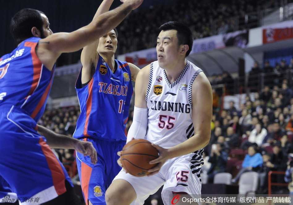 兰多夫双手大力灌框，上演势大力沉的暴扣，全场沸腾