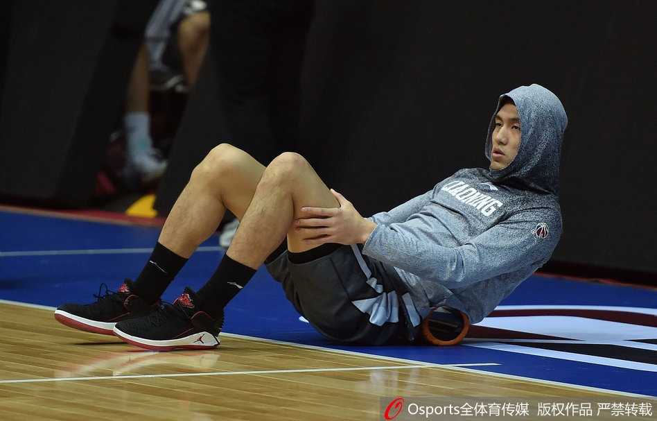 核心后卫郭艾伦在赛前训练中脱去上衣，专注地进行肌肉拉伸与放松，线条分明的肌肉显示出极佳的备战状态，神情轻松中带着一丝对比赛的渴望。