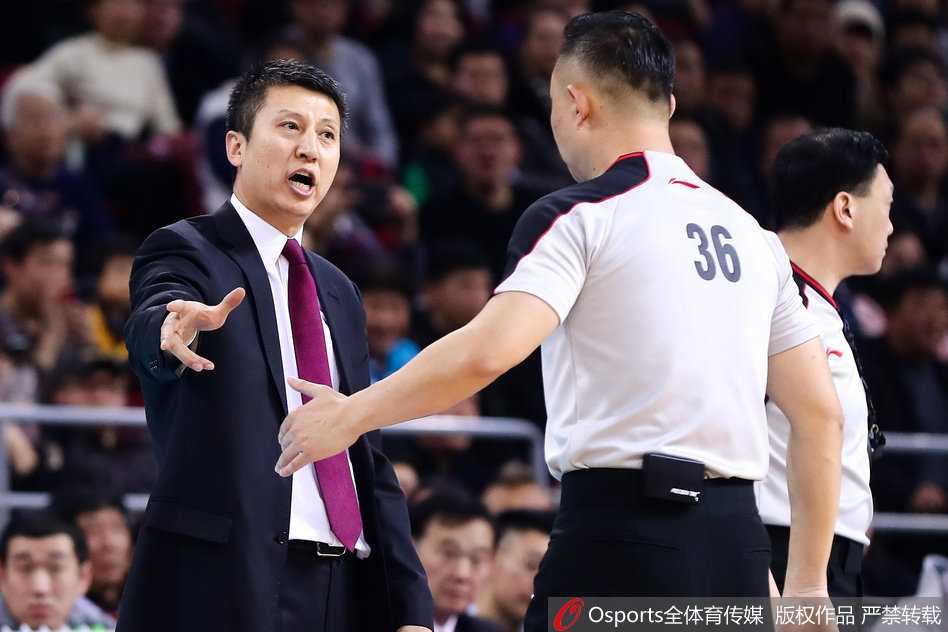 郭士强在场边摊开双手，脸上写满了无奈与愤怒。他的目光紧盯着裁判，似乎在质问：