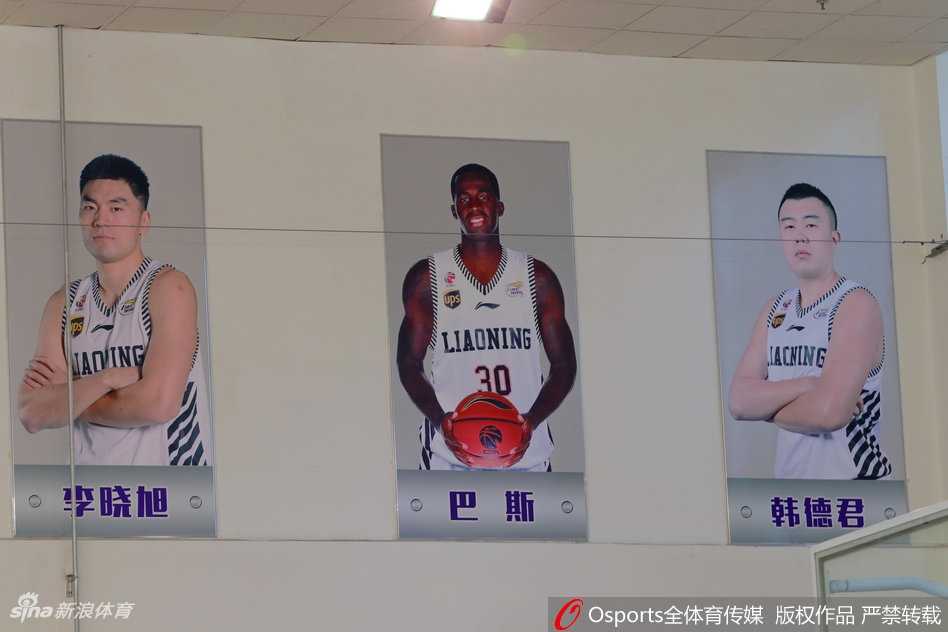 辽篮新援巴斯首秀幽默感 一句“有科比在”逗乐全队 布兰登·巴斯面带微笑,与辽宁男篮主教练郭士强首次见面握手,眼神中充满对CBA新赛季的期待。