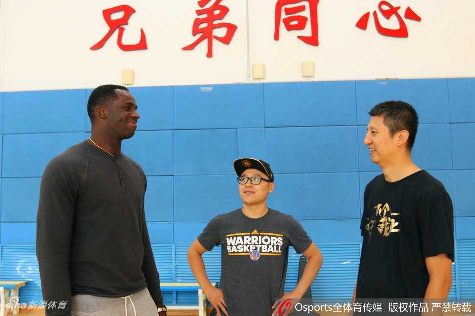 辽篮新援巴斯首秀幽默感 一句“有科比在”逗乐全队 巴斯与被称为“科比”的队友赵率舟握手,两人脸上都带着笑容,初次见面的拘谨在幽默的绰号中消散。