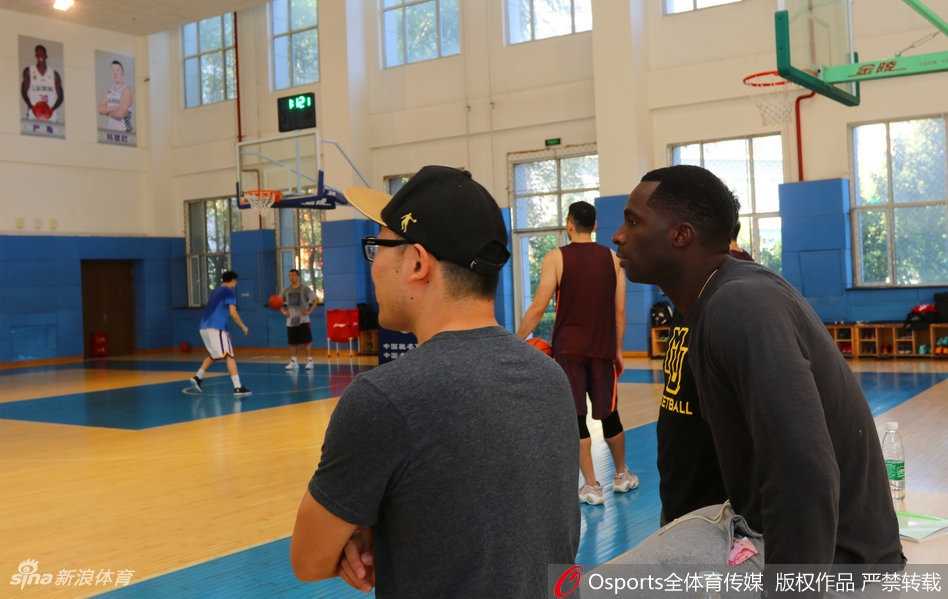 辽篮新援巴斯首秀幽默感 一句“有科比在”逗乐全队 巴斯在翻译的帮助下,与助理教练热络交谈,他认真倾听的神态显示出尽快融入球队的渴望。