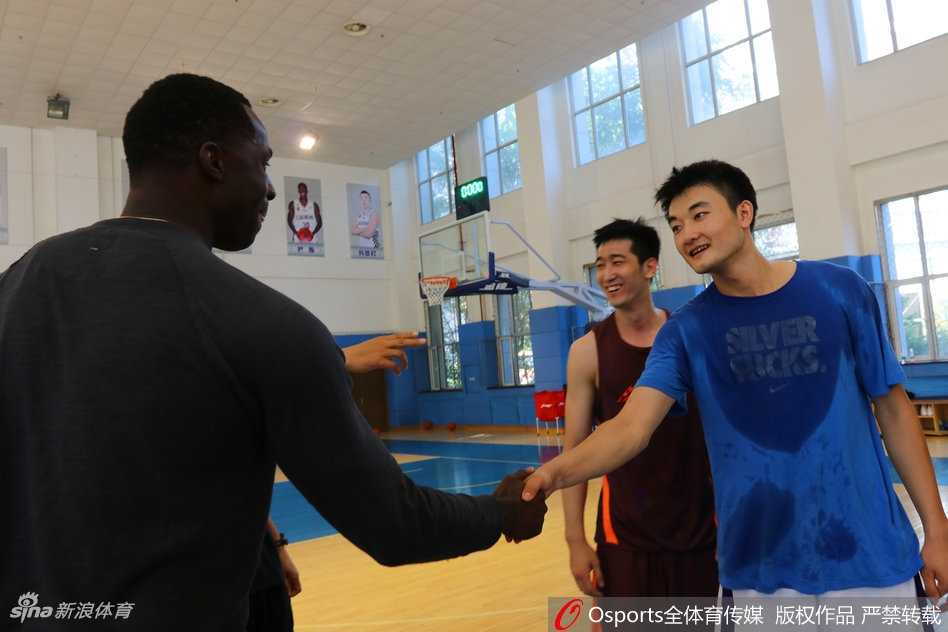 辽篮新援巴斯首秀幽默感 一句“有科比在”逗乐全队 巴斯在训练馆内饶有兴致地观看着墙上教练和队友的照片,墙上按照球衣号码排列的巨幅照片吸引了他的目光。