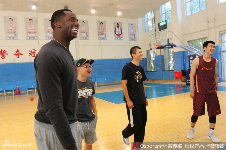 辽篮新援巴斯首秀幽默感 一句“有科比在”逗乐全队 巴斯在训练馆中露出自信的微笑,身后是正在训练的辽篮队员们,新赛季的梦想从这一刻开始起航。
