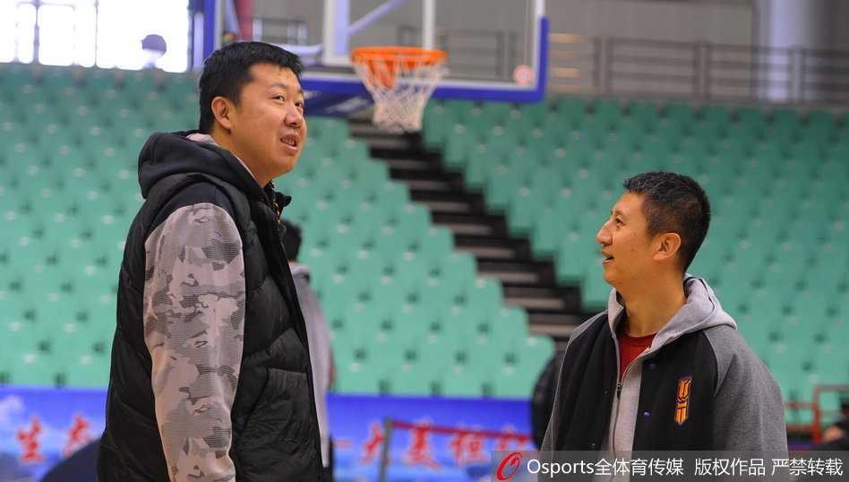 训练结束后的韩德君满头大汗，正用毛巾擦拭汗水，背后是空旷的体育馆看台，他眼神望向远方，似在思考即将到来的对决。