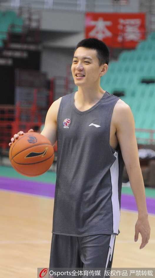 王治郅双手持球凝视前方，尽管已过巅峰期，但他的眼神依然深邃沉稳，举手投足间满是球场智慧。