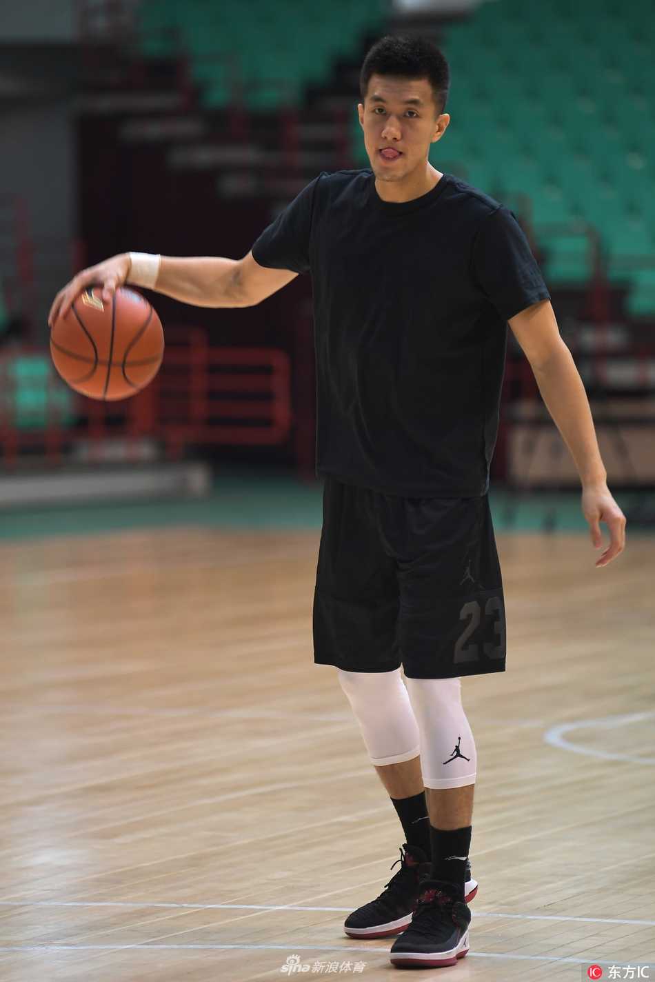 外援巴斯在训练中奋力跃起，肌肉线条紧绷如雕塑，双手牢牢控制住篮板球，展现出惊人的爆发力和对胜利的无限饥渴。