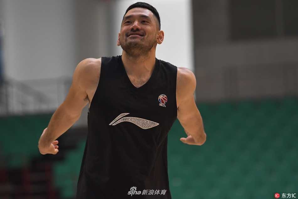 钟诚在训练中眼神坚定地完成篮下勾手，汗水顺着脸颊滑落，每一个细节都透露出他力求在新东家证明自己、助力球队内线升级的决心。